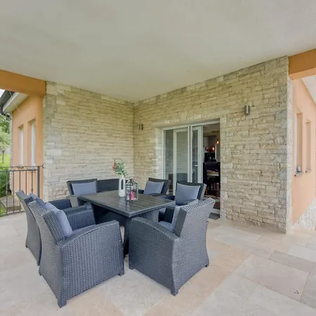 Ravina Villa *